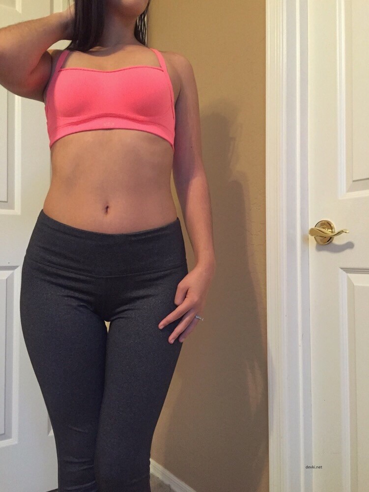 Slender babe strips naked: Amateur explicit photo shoot