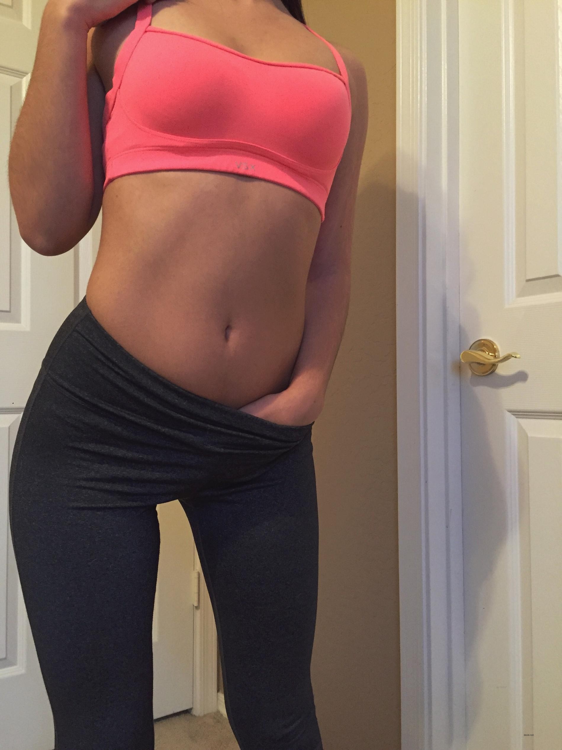 Slender babe strips naked: Amateur explicit photo shoot