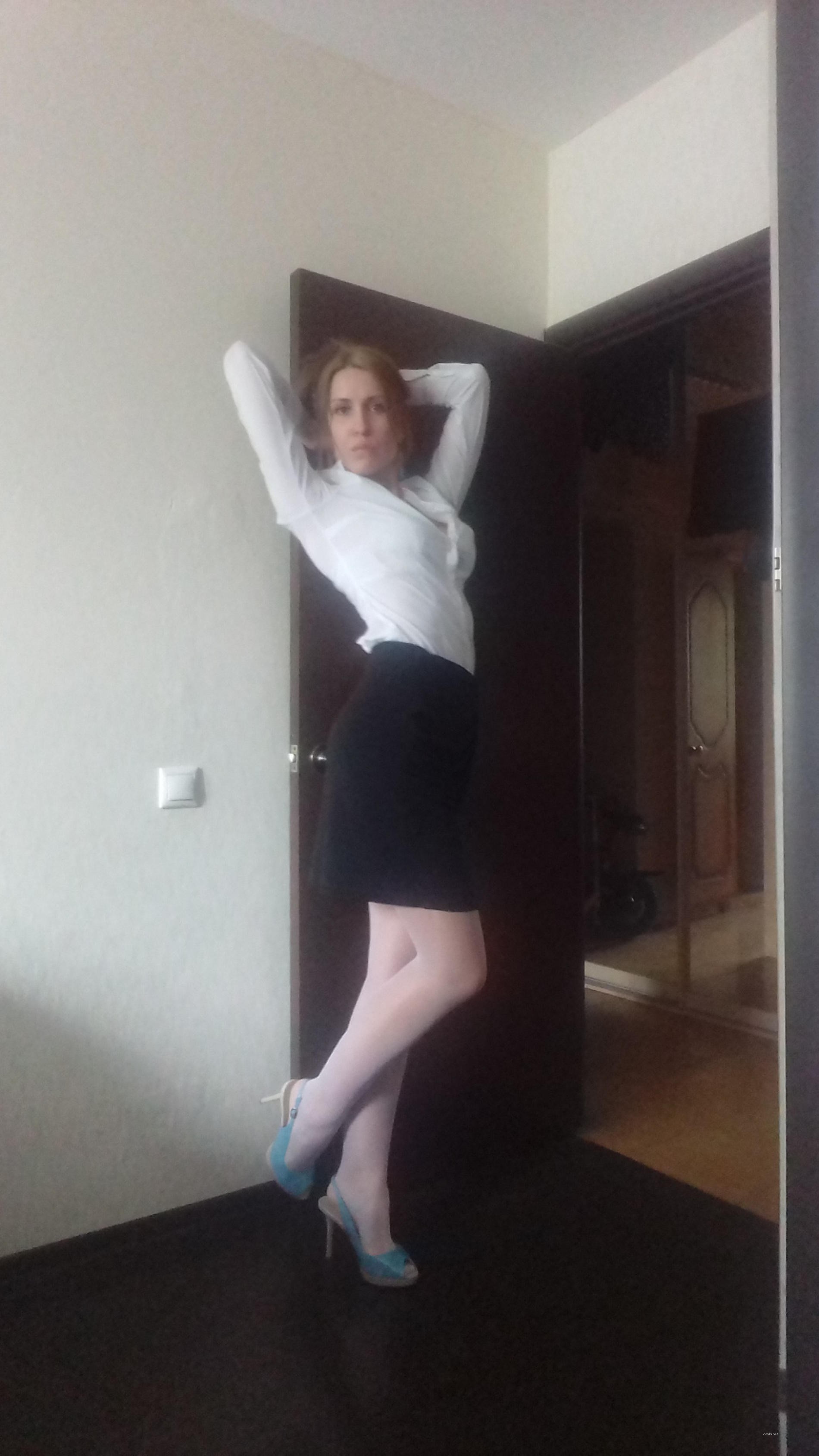 Explicit Amateur Nude Selfie: Woman Loves Taking Naked Photos of Herself
