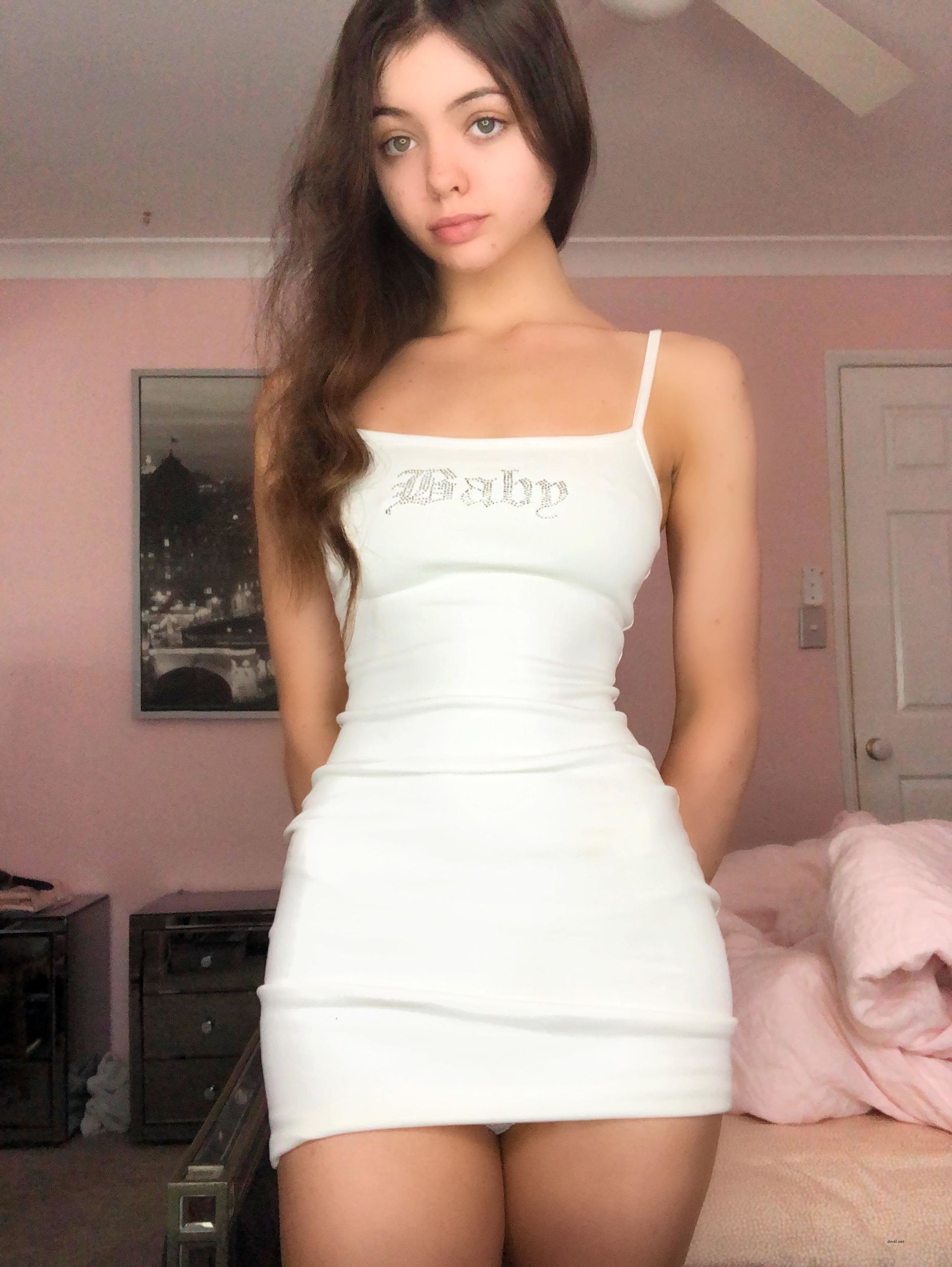 Sexy Nude Thumbelina Poses Amateur Photo Shoot