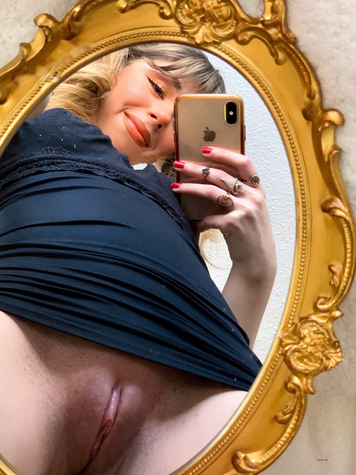 Curvy Cutie's Naughty Selfies: Explicit Amateur Photos