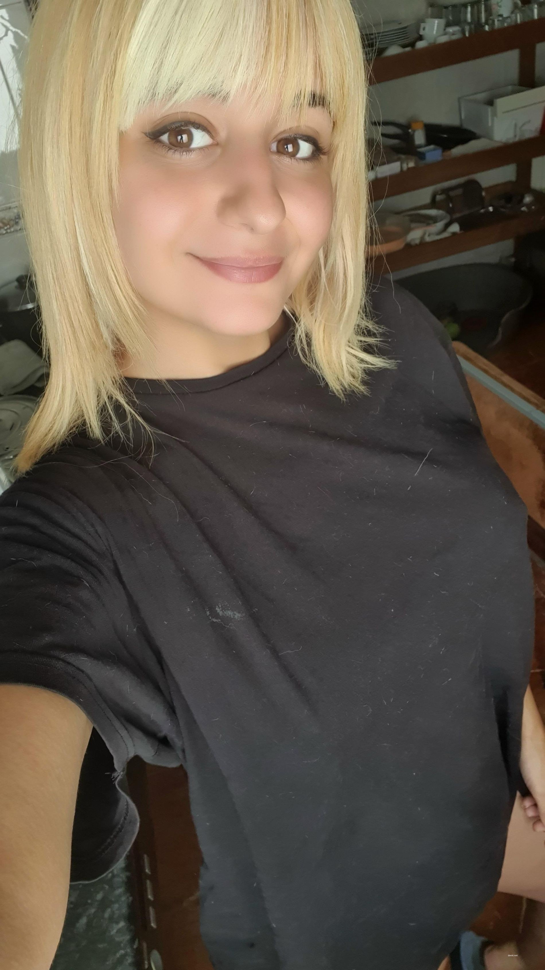 Blonde Babe Flaunts Her Juicy Pussy: Explicit Amateur Photo