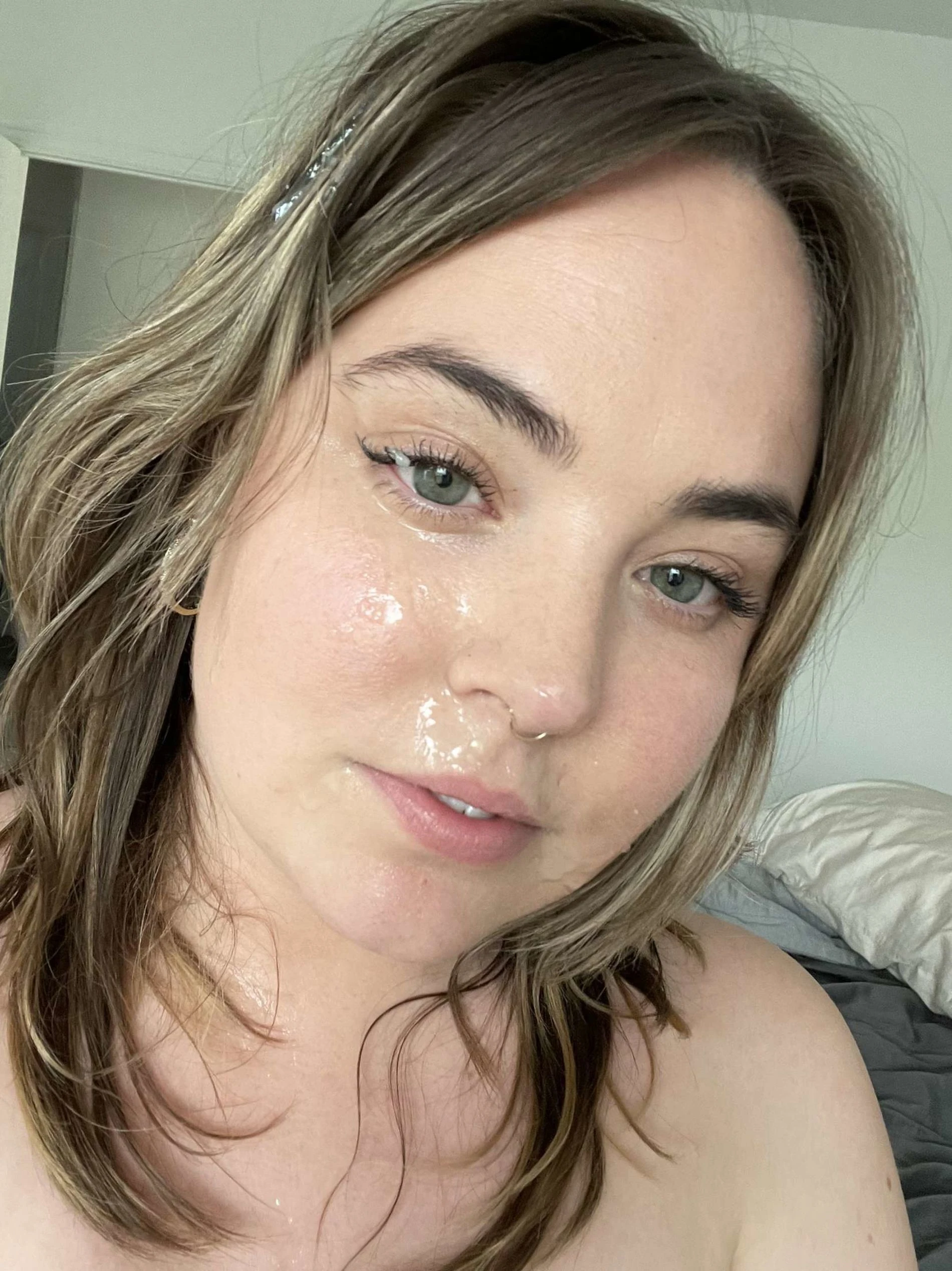Curvy Seductress: Amateur Photo of Plump Temptress