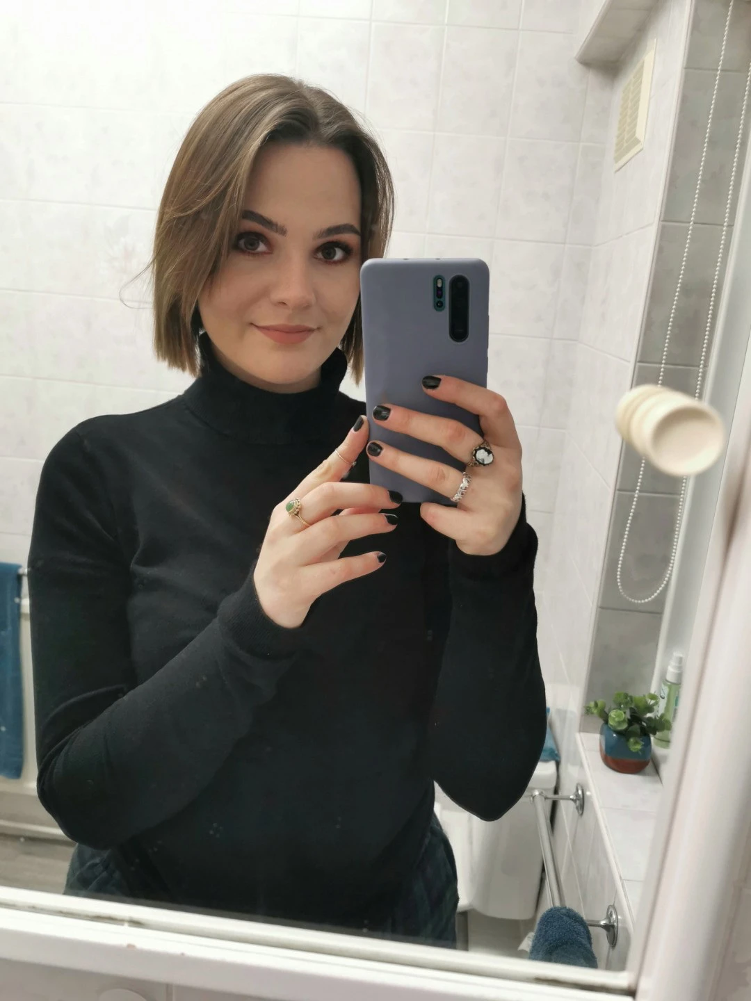 Amateur Selfies from Shy Girl: Explicit and Bold Self-Shots