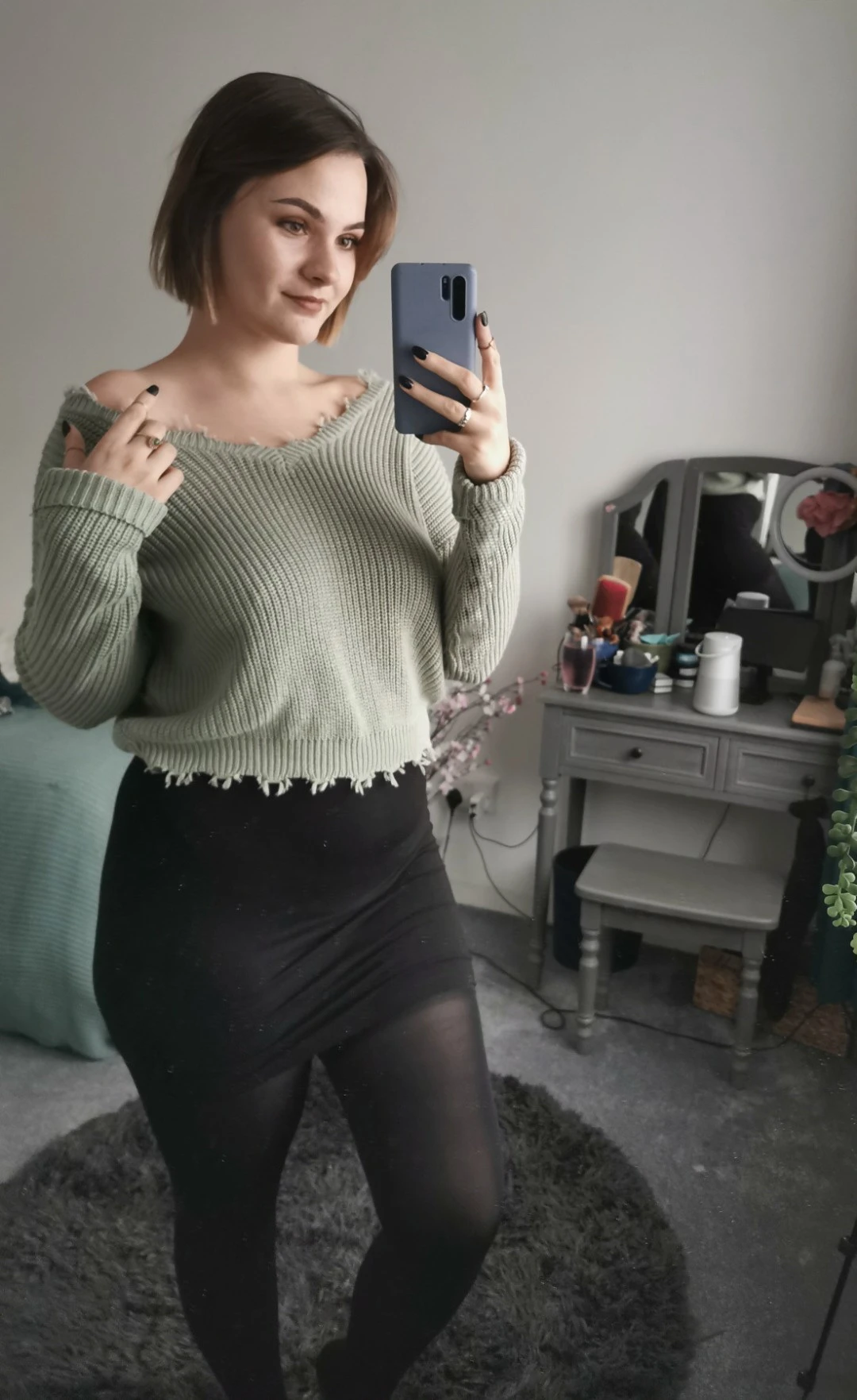 Amateur Selfies from Shy Girl: Explicit and Bold Self-Shots