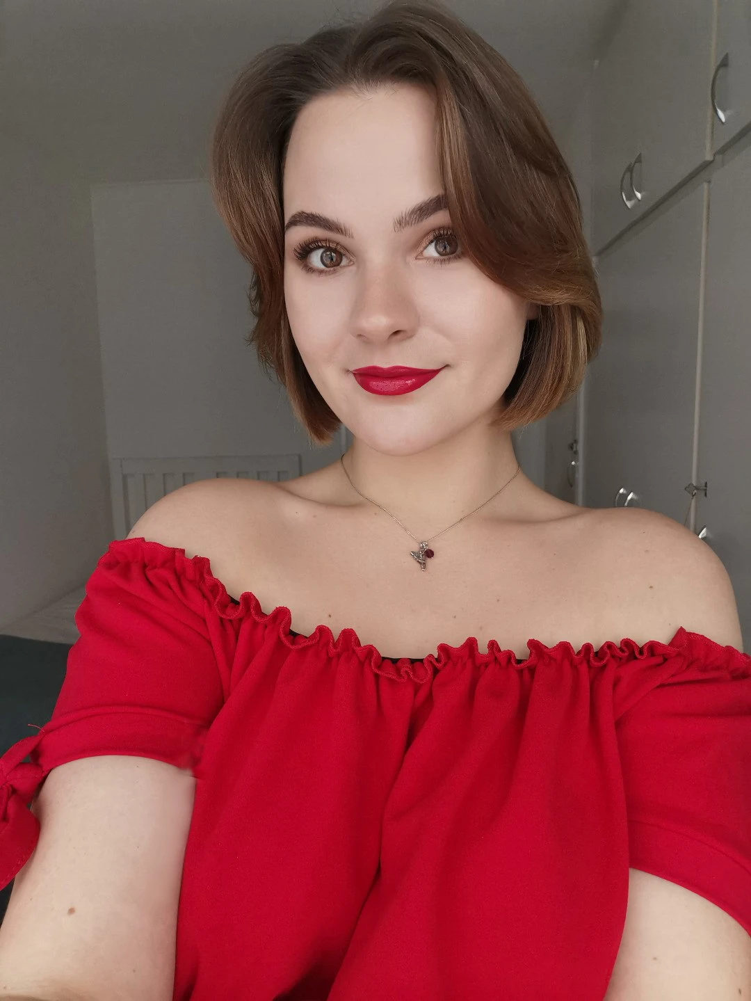 Amateur Selfies from Shy Girl: Explicit and Bold Self-Shots