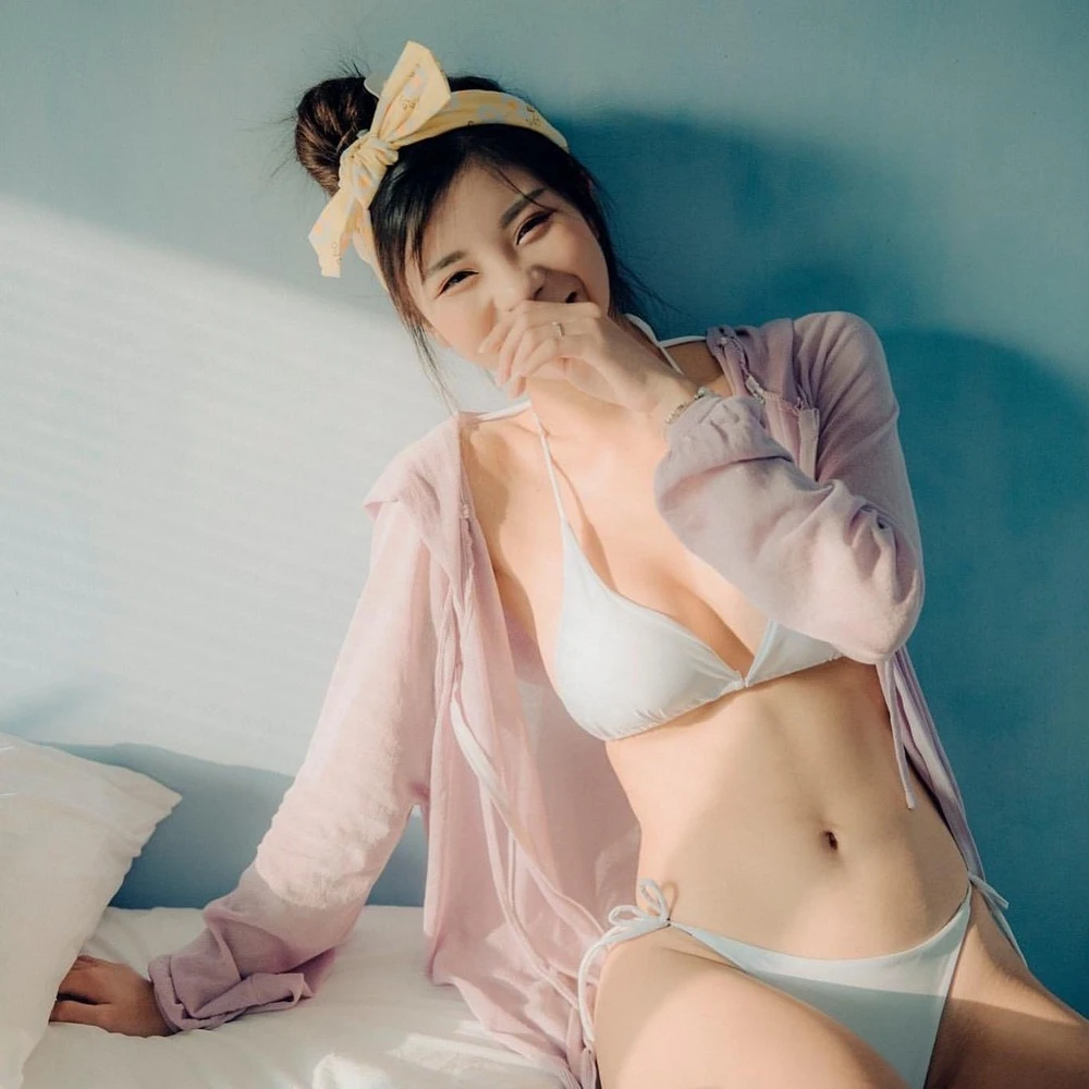 Hot and Seductive Asian Girls in Amateur Photos: Irresistible Beauties Exposed