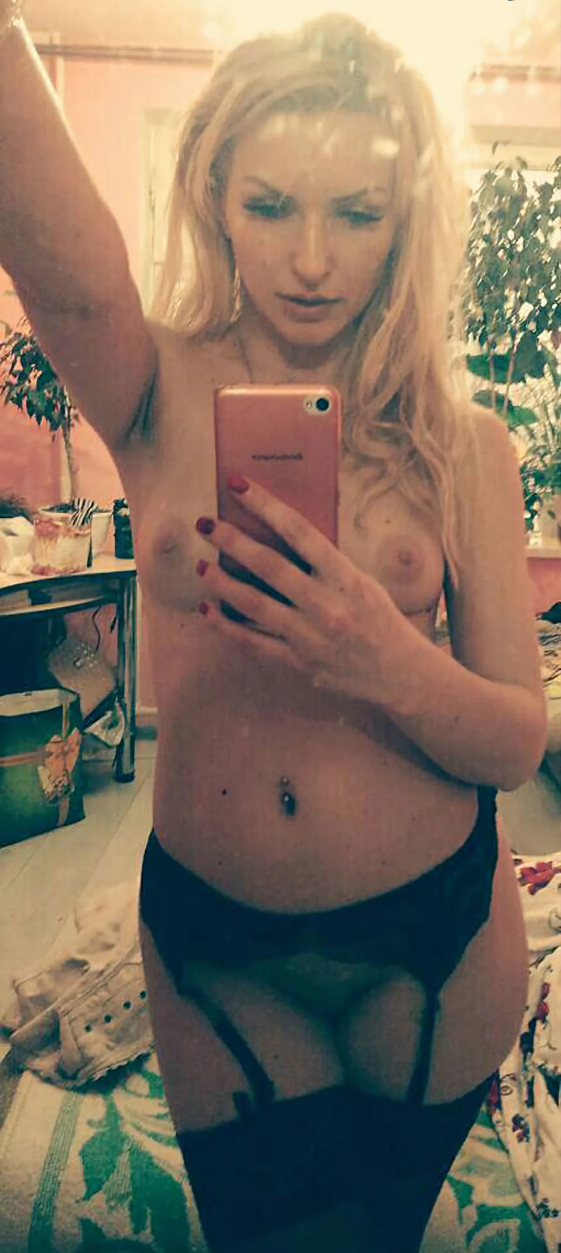 Blonde Amateur Takes Naked Selfies: Explicit Nude Photoshoot
