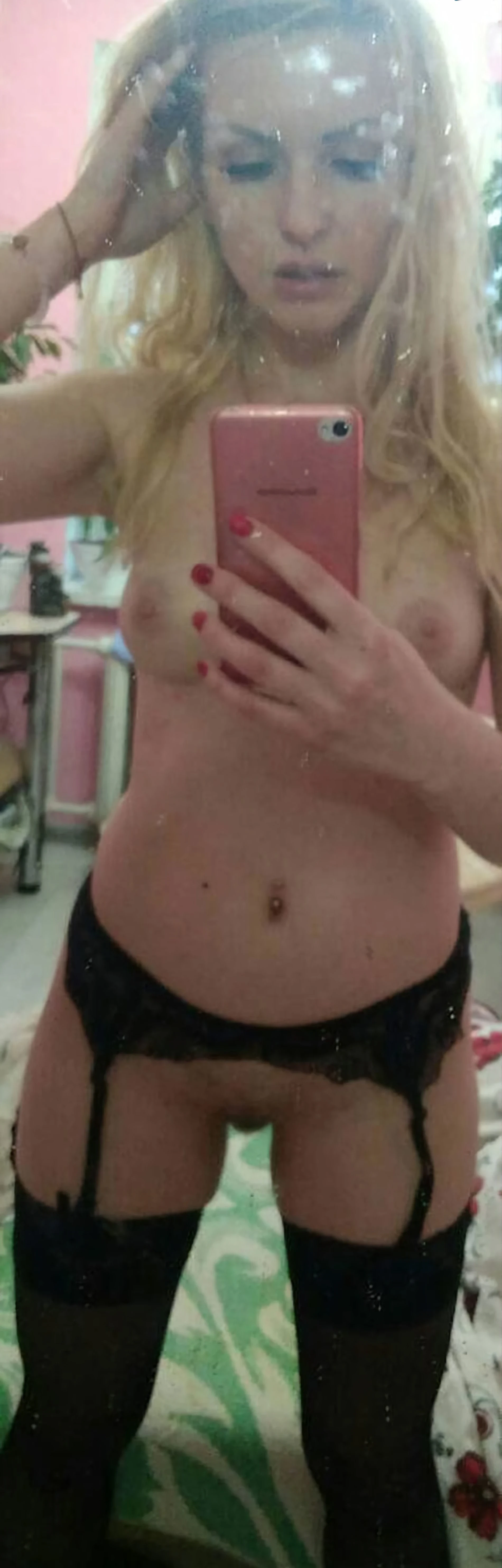 Blonde Amateur Takes Naked Selfies: Explicit Nude Photoshoot
