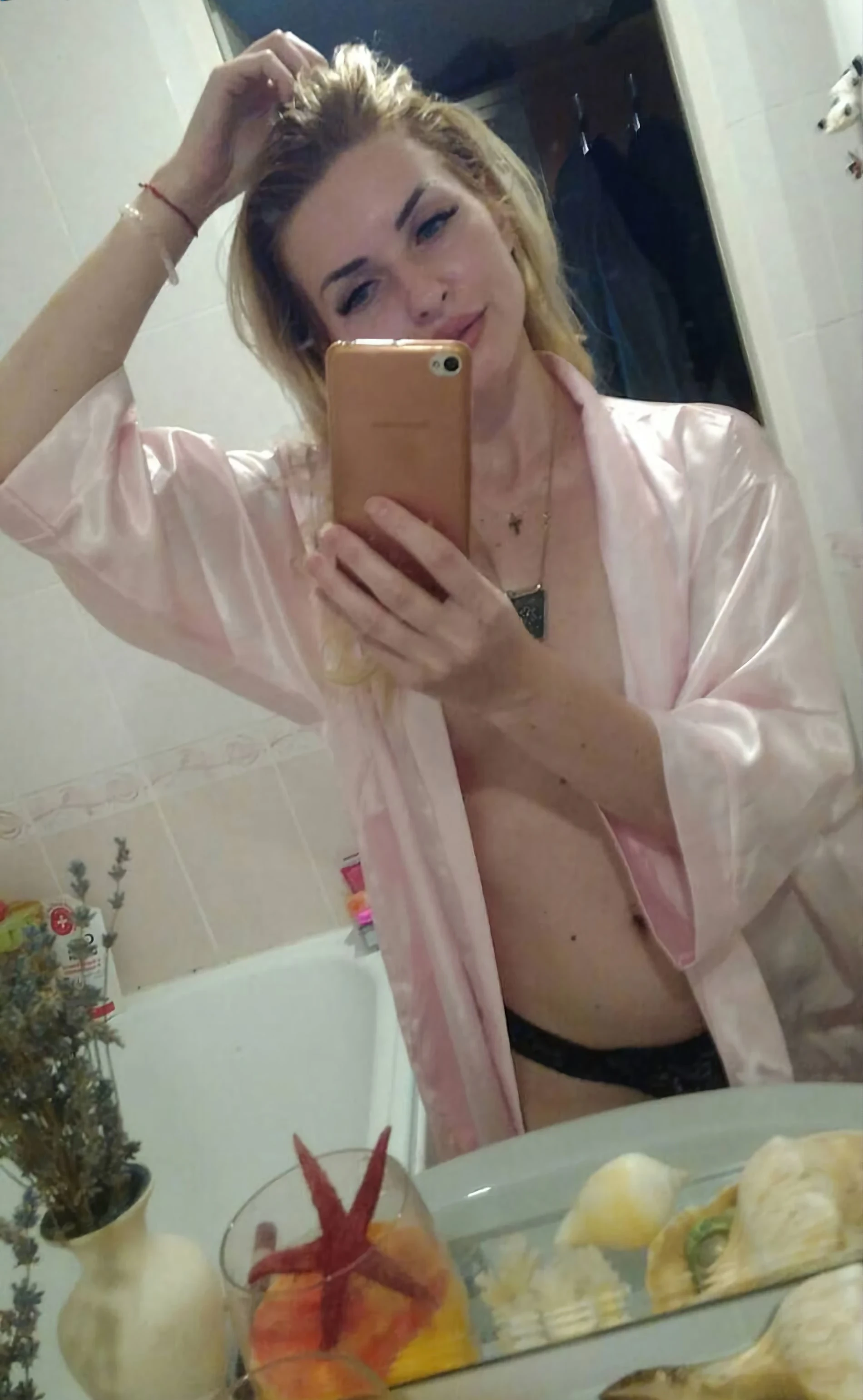 Blonde Amateur Takes Naked Selfies: Explicit Nude Photoshoot