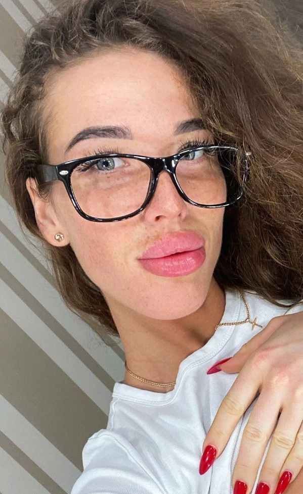 Sultry Young Amateur with Plump Lips: Explicit Photo Gallery