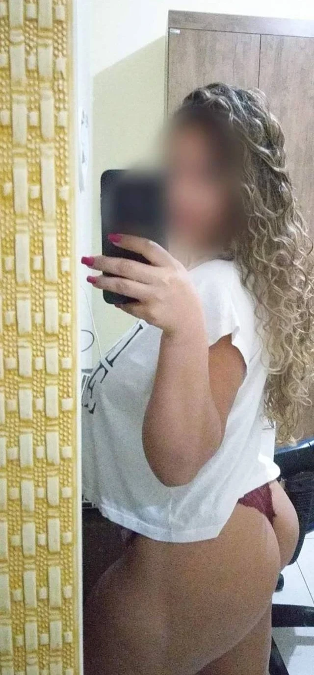 Sexy Brunette with Juicy Booty - Explicit Amateur Photo