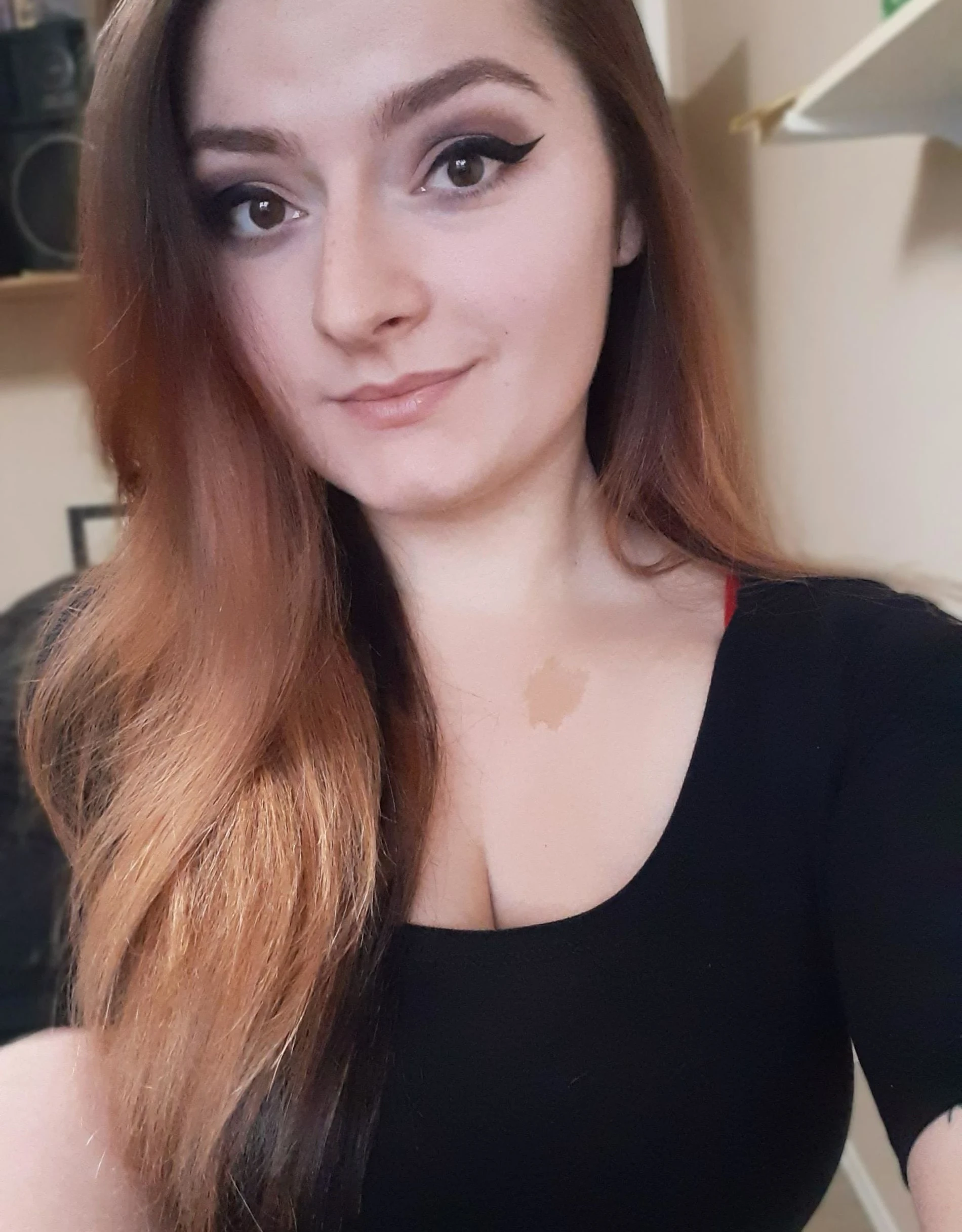 Amateur Exposes Boobs and Body in Explicit Photo Shoot
