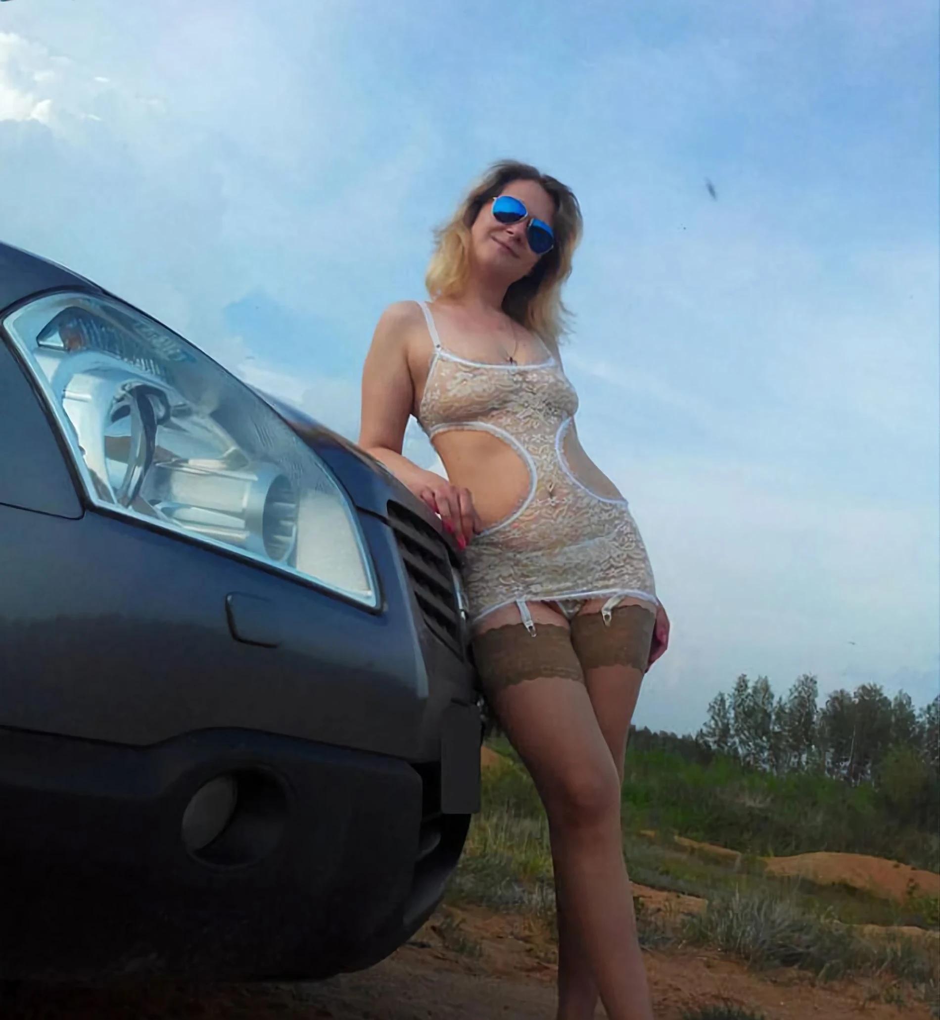 Amateur Nude Posing: Unapologetic Exhibitionist Loves to Strip Down