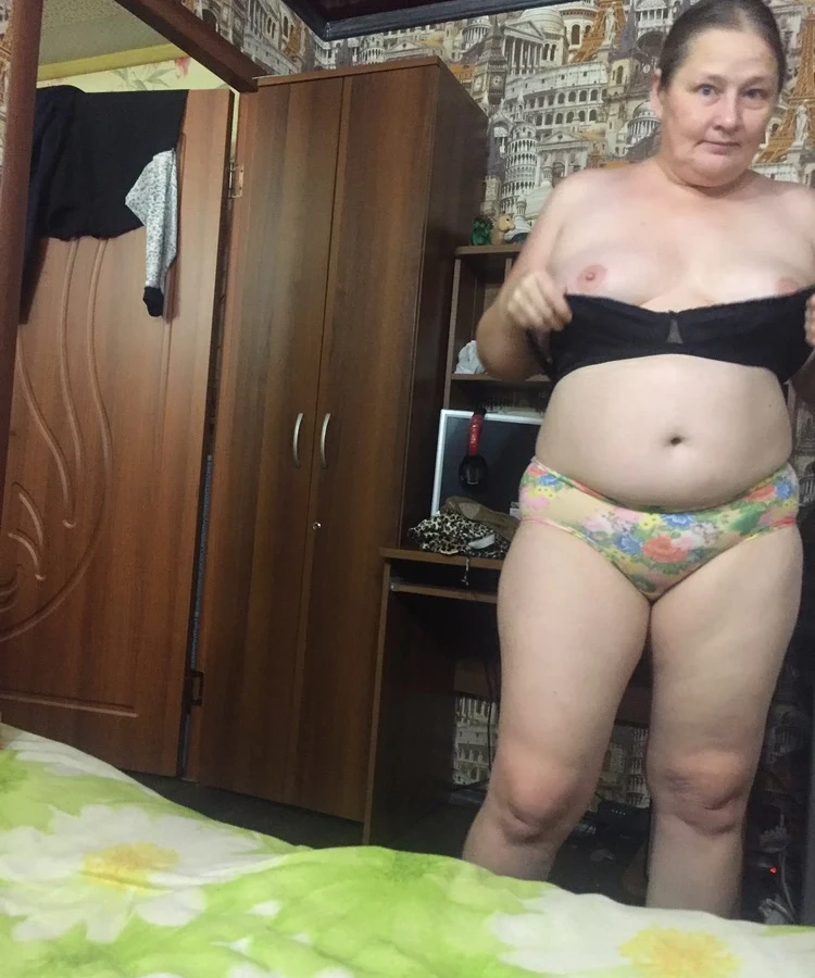 Curvy Natalia's Amateur Photo Shoot: Explicit and Voluptuous Beauty