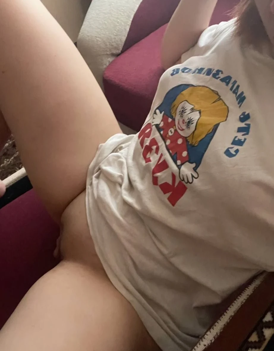 Curvy College Student Exposes Herself - Explicit Amateur Photos