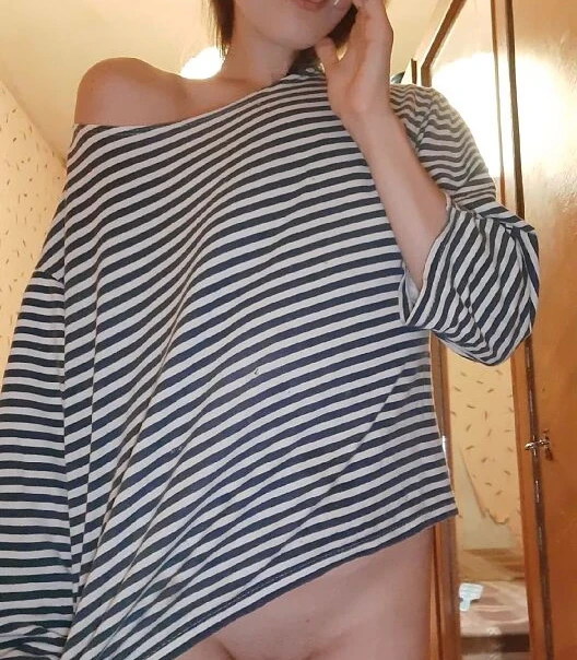 Explicit Selfie Nudes: Amateur Naked Self-Photography