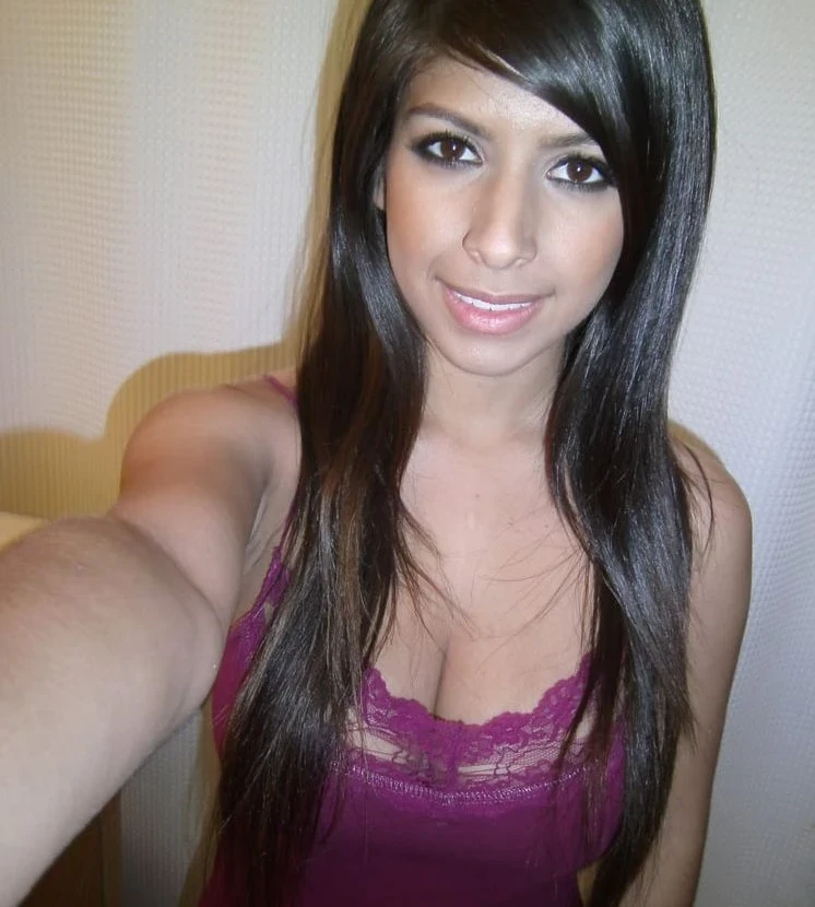 Sultry Amateur Arina: Explicit Young Beauty Photoshoot