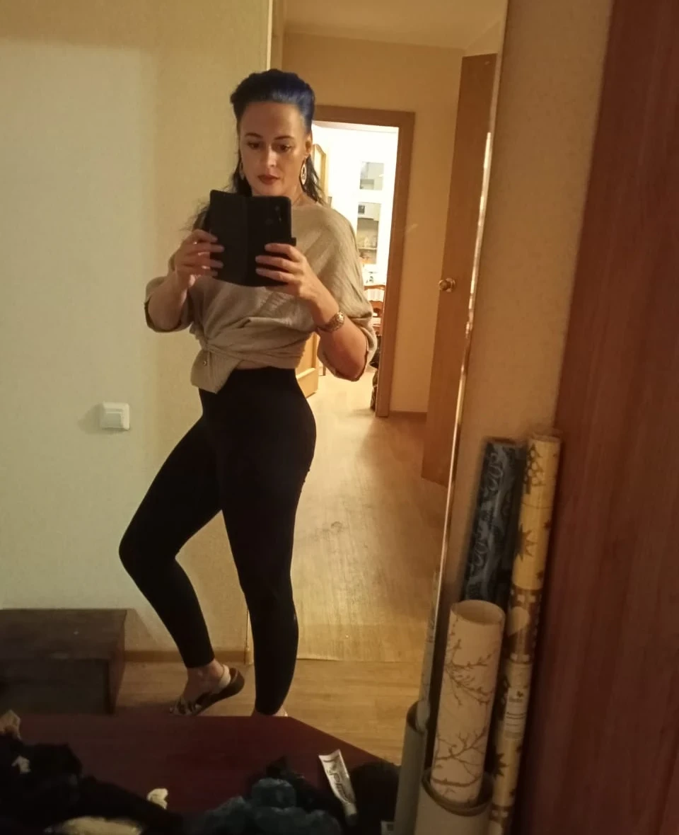Amateur Selfie: Busty Vika Gets Explicit in Hot Photo Shoot