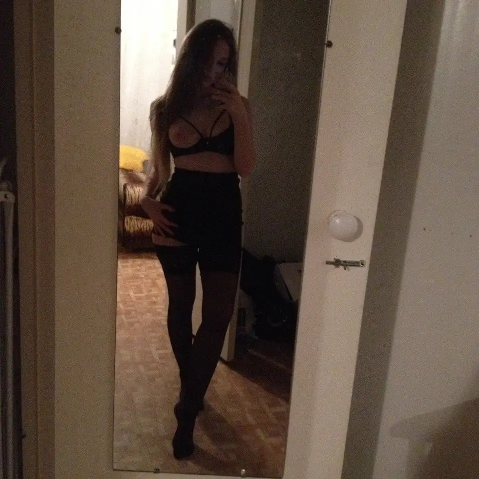 Sexy Babe Poses at Home: Hot Amateur Photoshoot