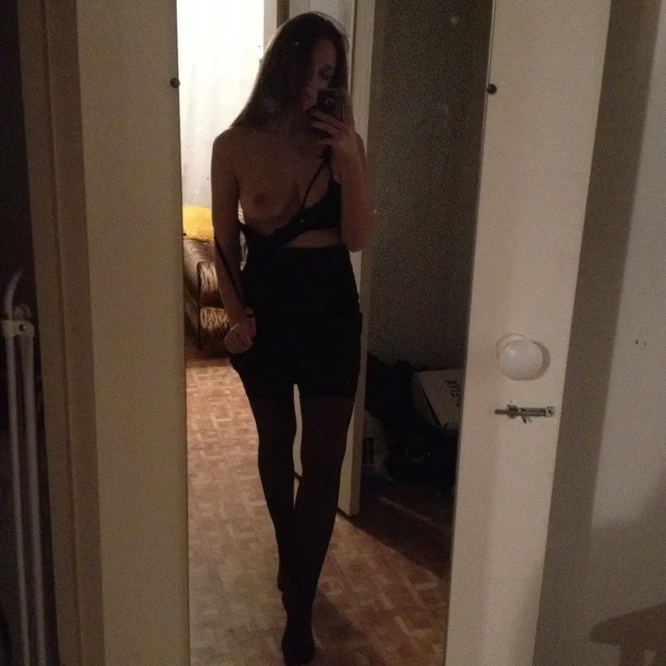 Sexy Babe Poses at Home: Hot Amateur Photoshoot