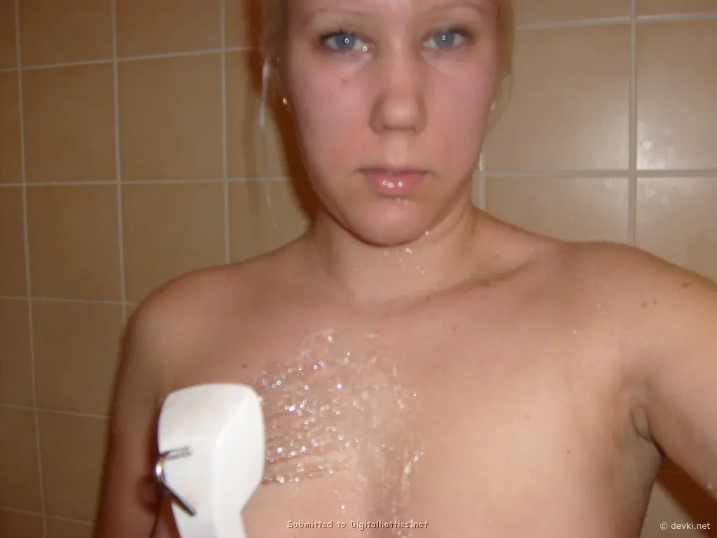 Blonde Flashing Pussy Amateur Photo - Explicit XXX Content