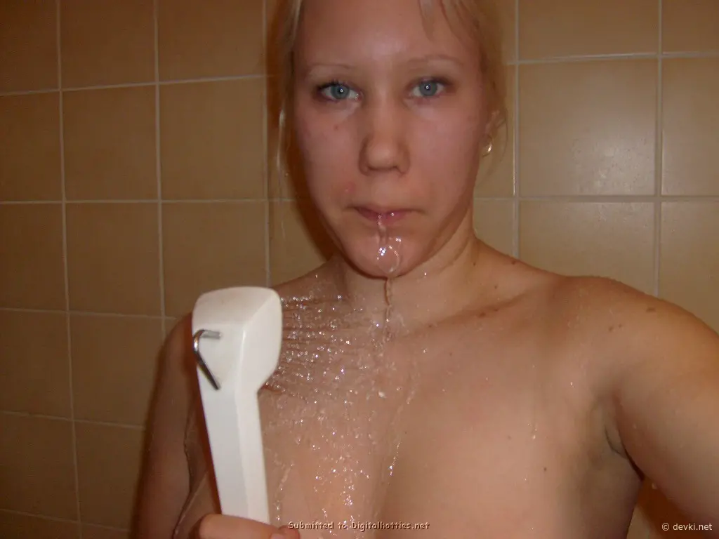 Blonde Flashing Pussy Amateur Photo - Explicit XXX Content