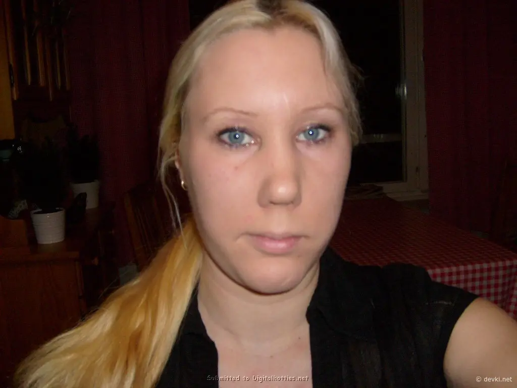Blonde Flashing Pussy Amateur Photo - Explicit XXX Content