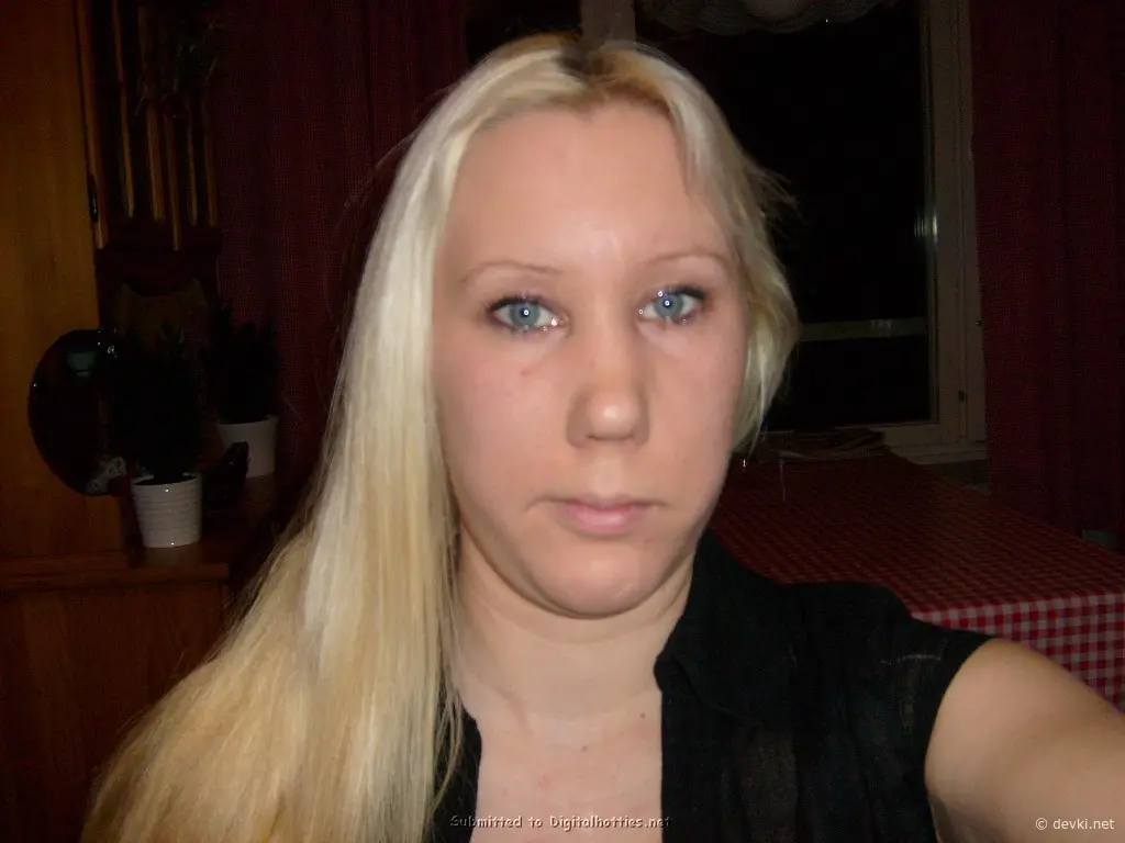 Blonde Flashing Pussy Amateur Photo - Explicit XXX Content