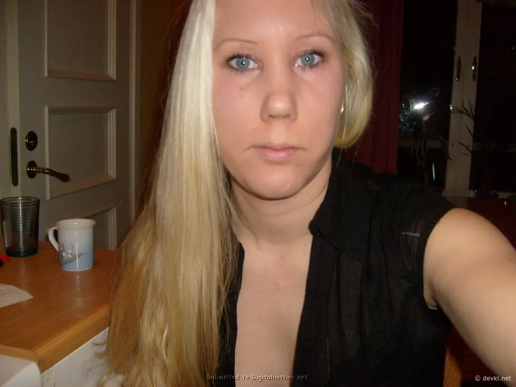 Blonde Flashing Pussy Amateur Photo - Explicit XXX Content