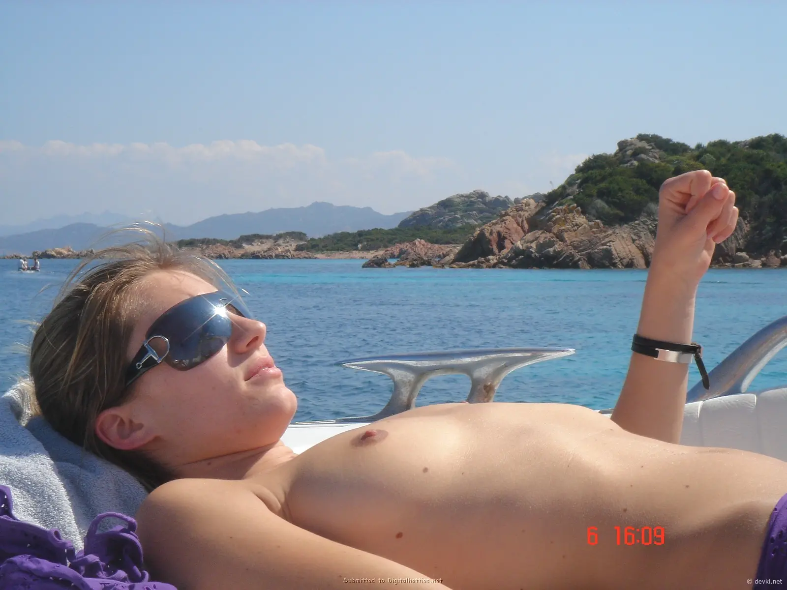 Hot Babe Exposes Her Tits: Amateur Photo Shoot