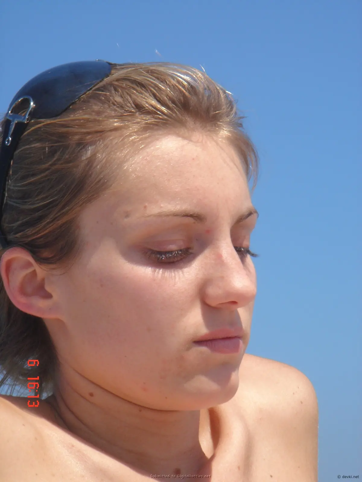 Hot Babe Exposes Her Tits: Amateur Photo Shoot
