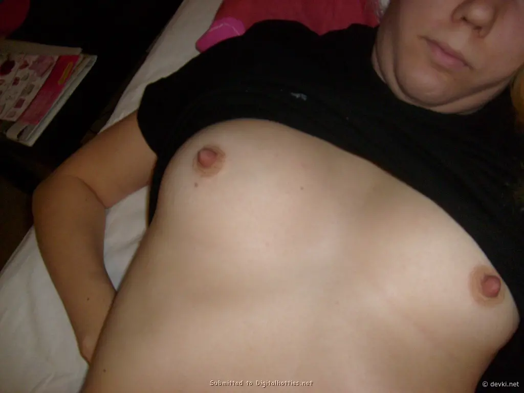 Blonde Flashing Pussy Amateur Photo - Explicit XXX Content