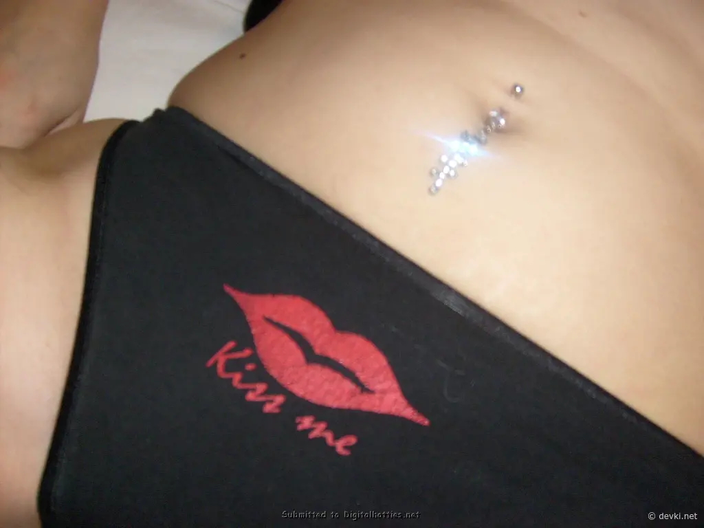 Blonde Flashing Pussy Amateur Photo - Explicit XXX Content