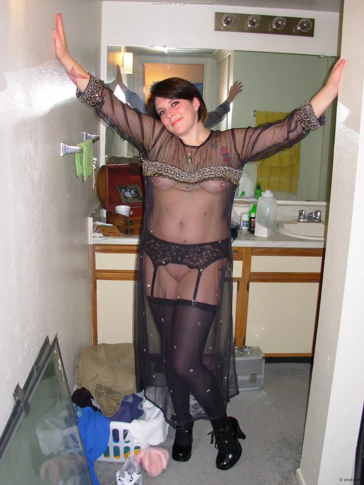 Mature Slut Flaunts Herself: Explicit Amateur Photo of a Naughty Milf