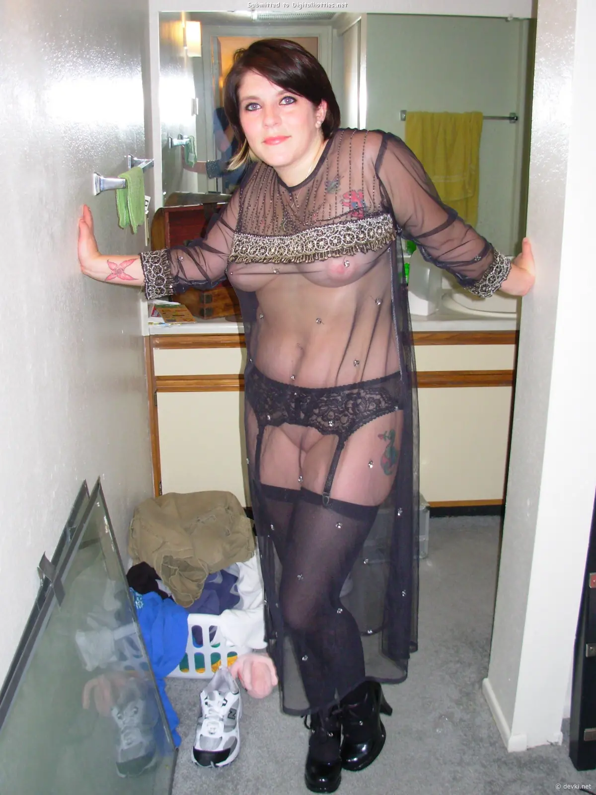 Mature Slut Flaunts Herself: Explicit Amateur Photo of a Naughty Milf