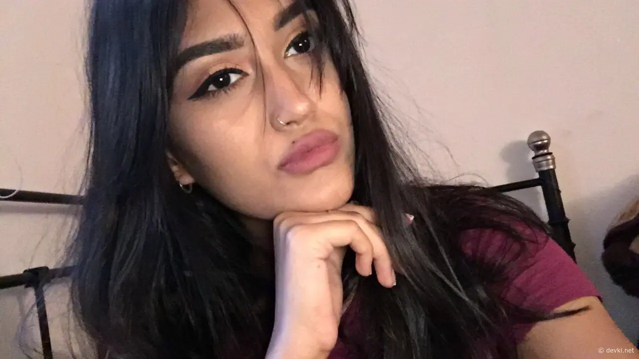 Sexy Amateur Babe's Explicit Photos - Hot and Naughty Pics