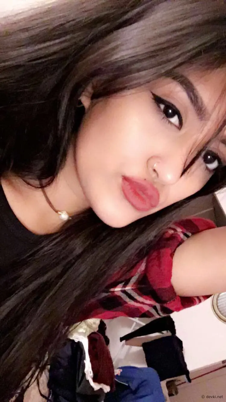 Sexy Amateur Babe's Explicit Photos - Hot and Naughty Pics
