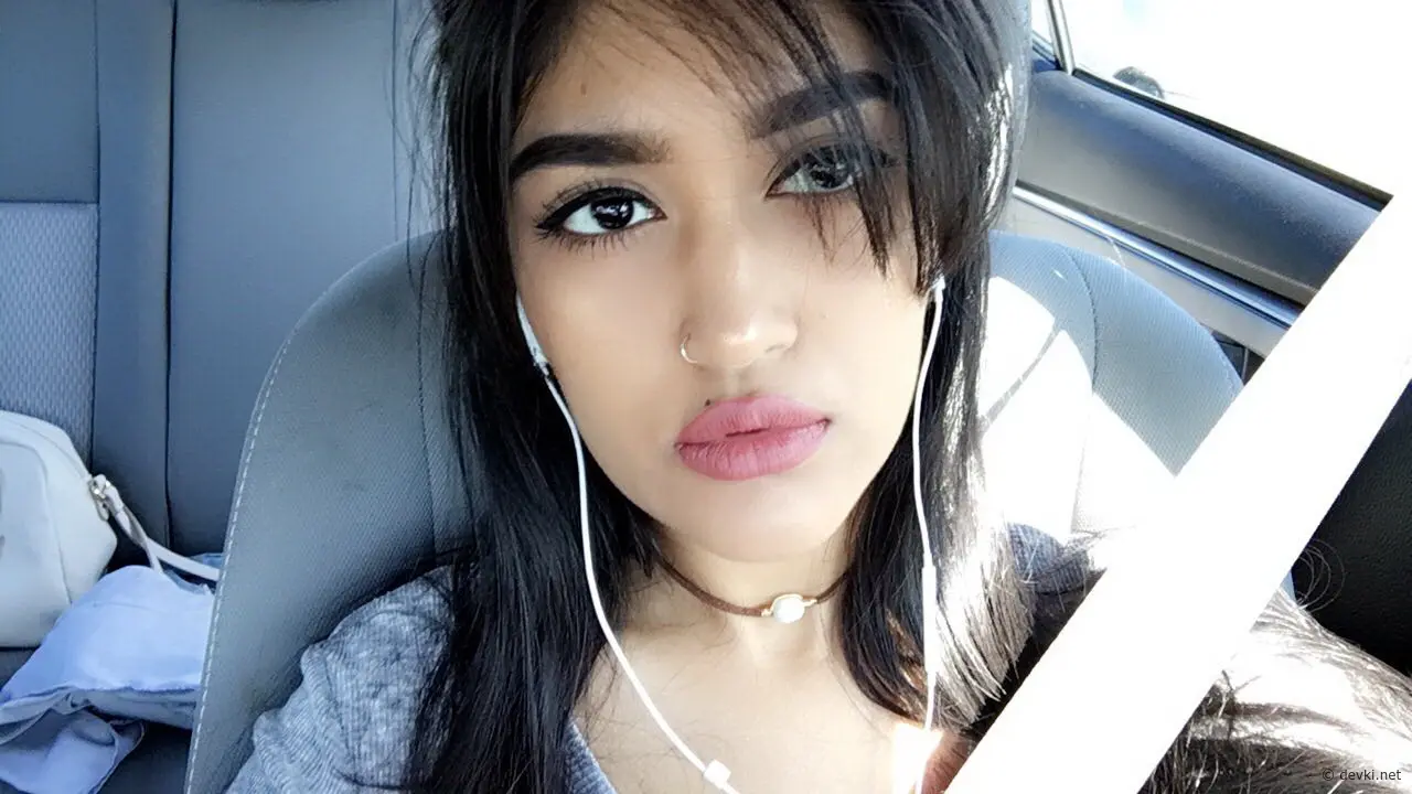 Sexy Amateur Babe's Explicit Photos - Hot and Naughty Pics