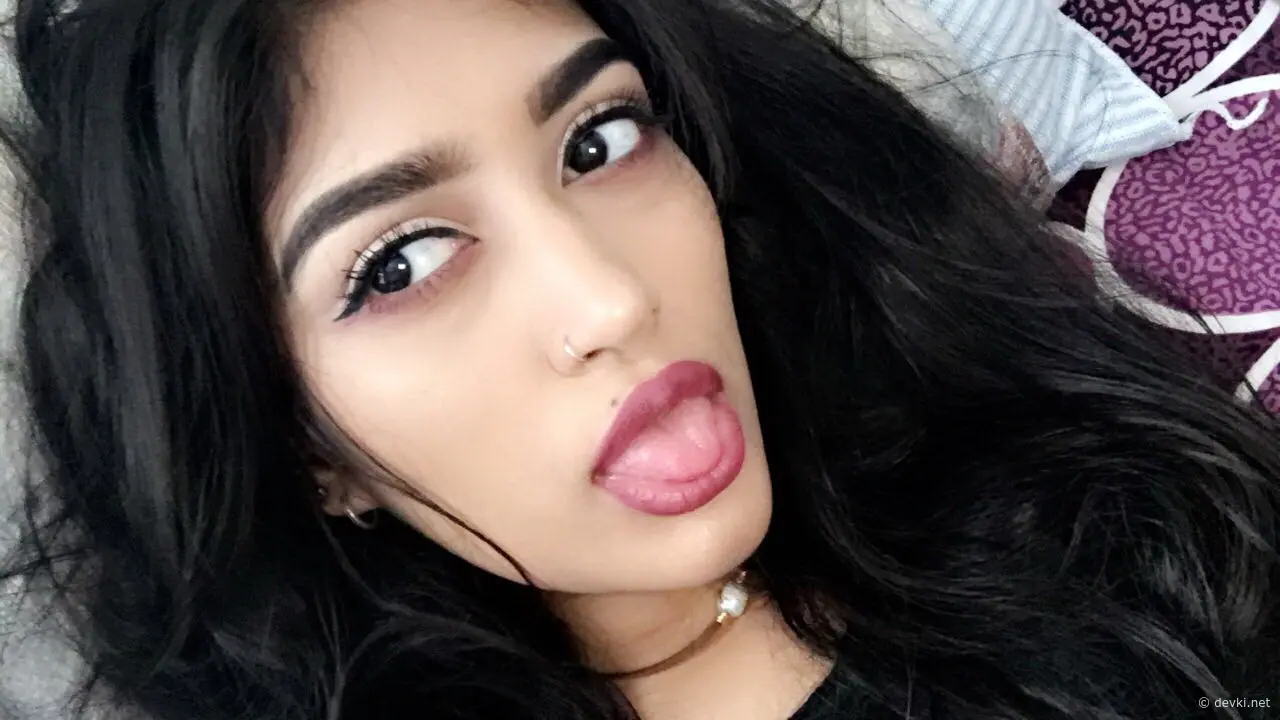 Sexy Amateur Babe's Explicit Photos - Hot and Naughty Pics