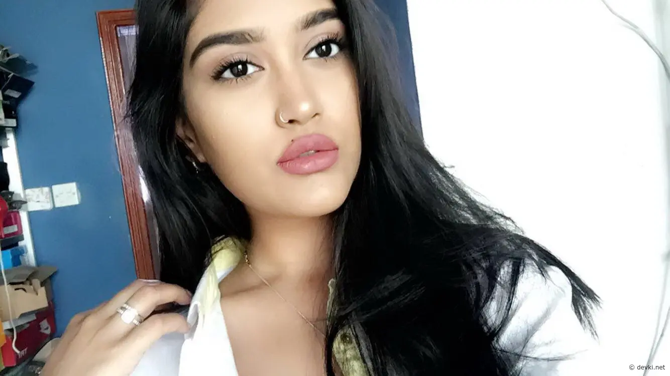 Sexy Amateur Babe's Explicit Photos - Hot and Naughty Pics