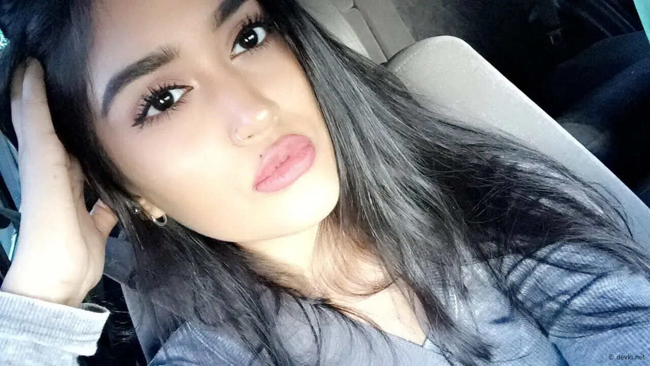 Sexy Amateur Babe's Explicit Photos - Hot and Naughty Pics