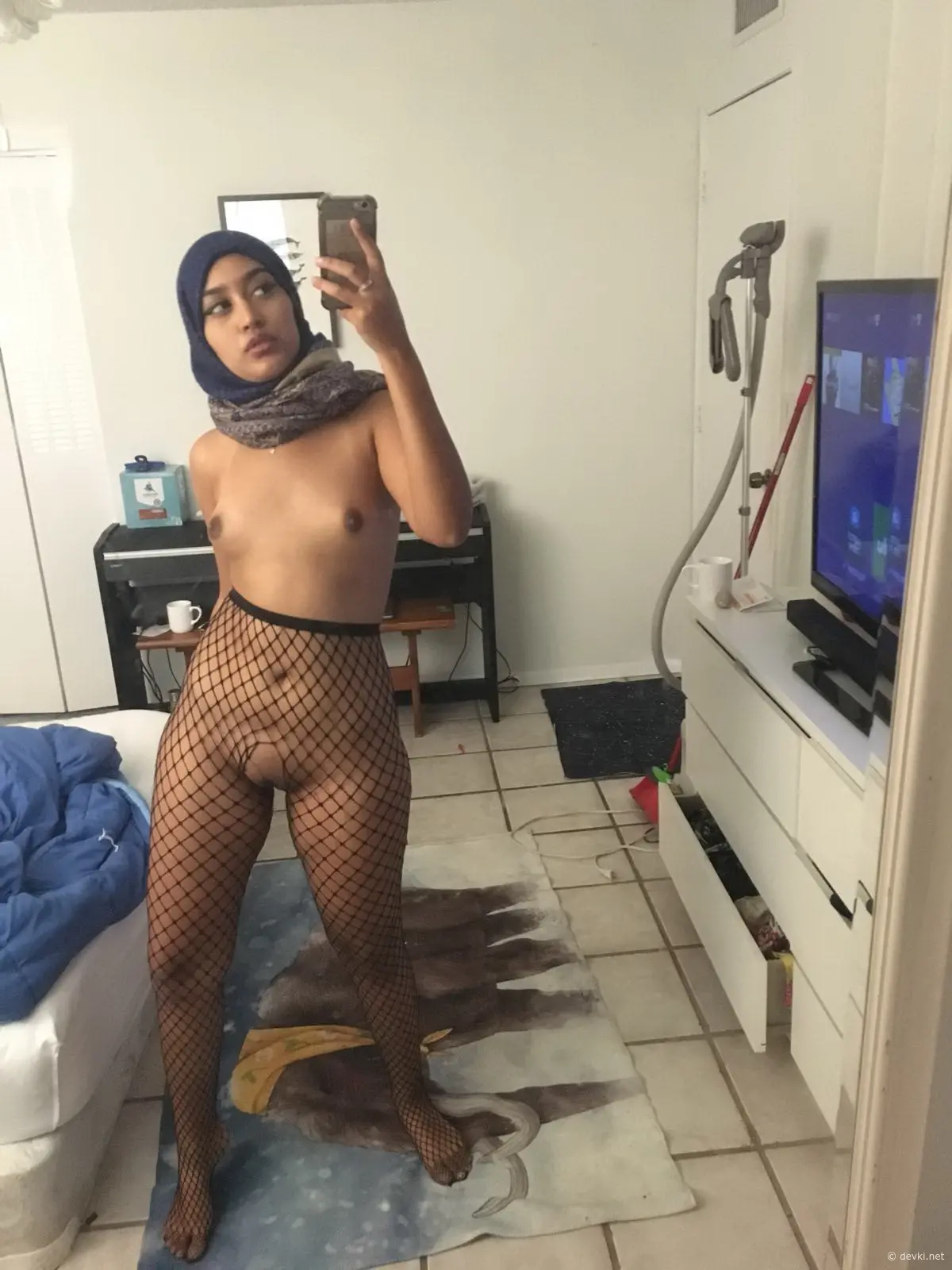 Sexy Amateur Babe's Explicit Photos - Hot and Naughty Pics