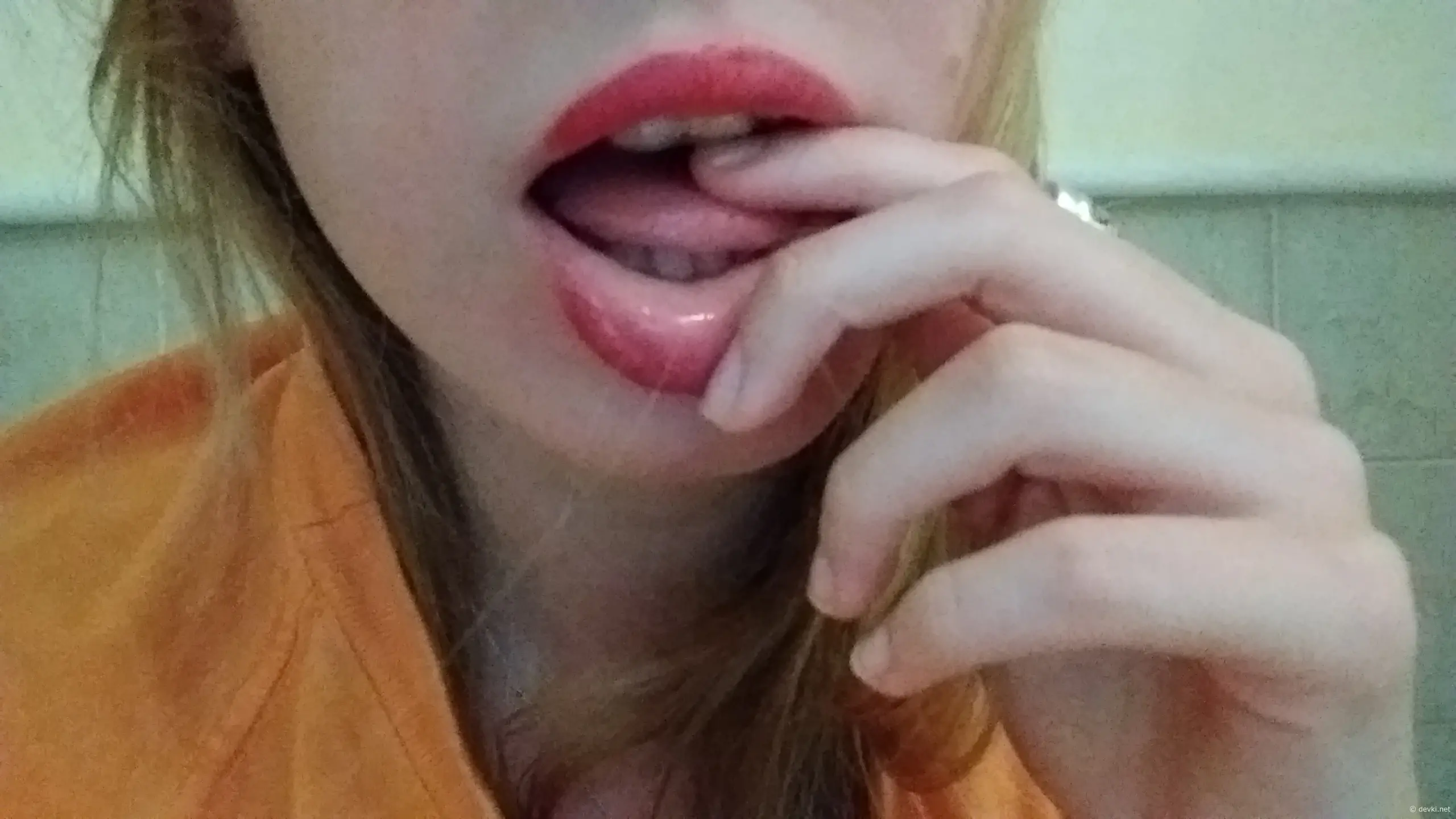 Tanned amateur girl shows pussy: explicit photo gallery