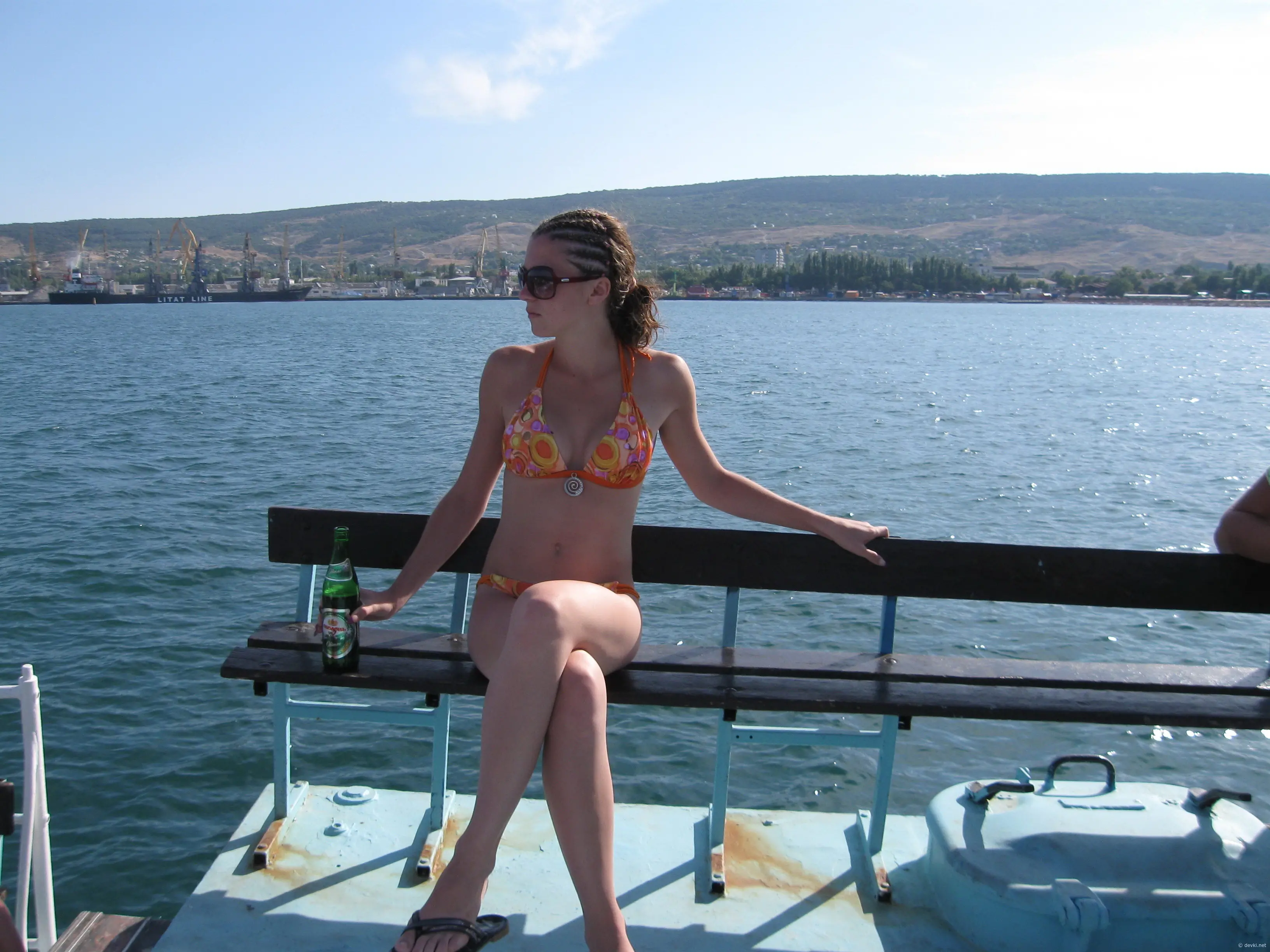 Amateur Babe Exposes Tits: Explicit Photo