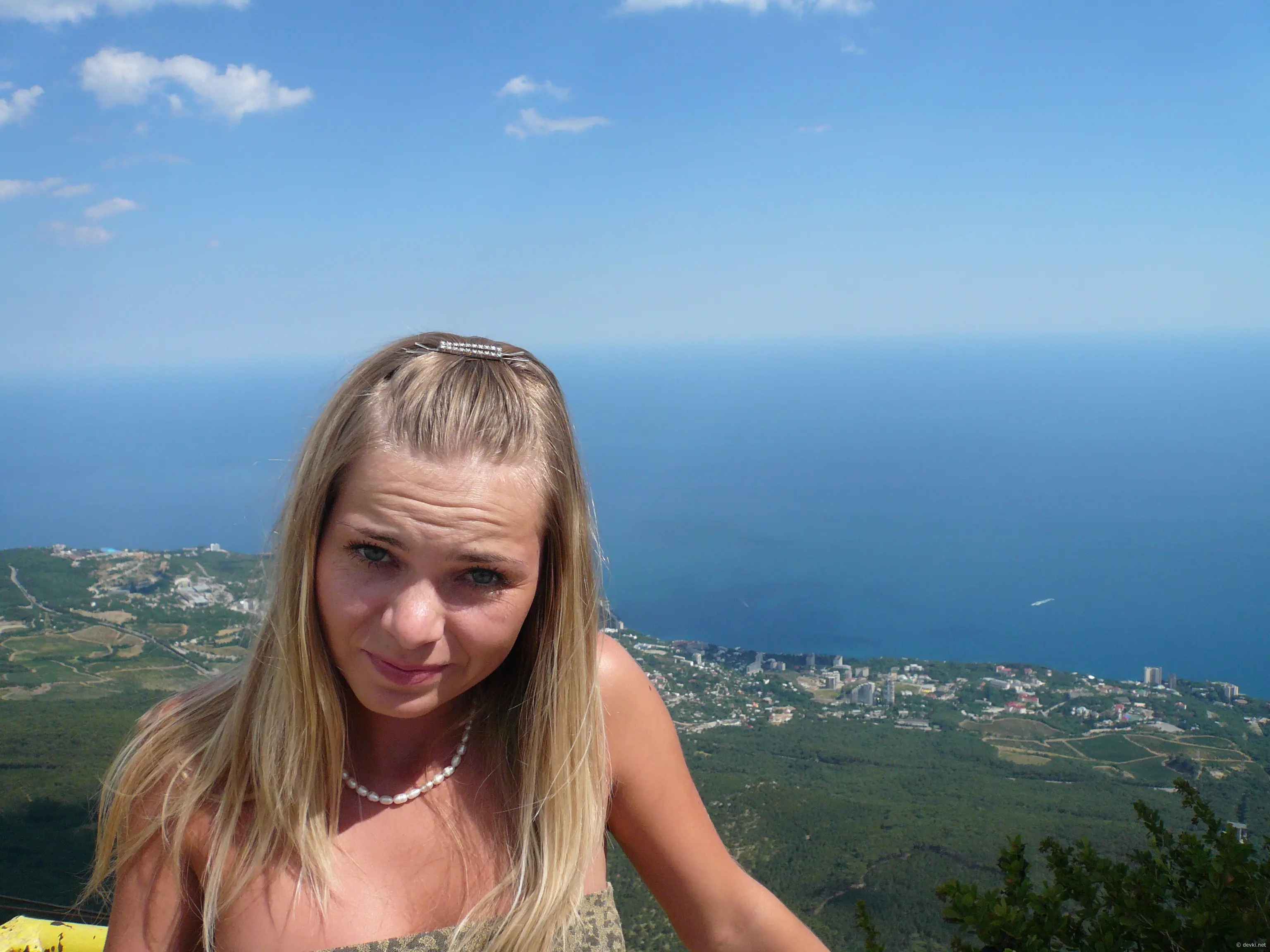 Amateur Babe Exposes Tits: Explicit Photo