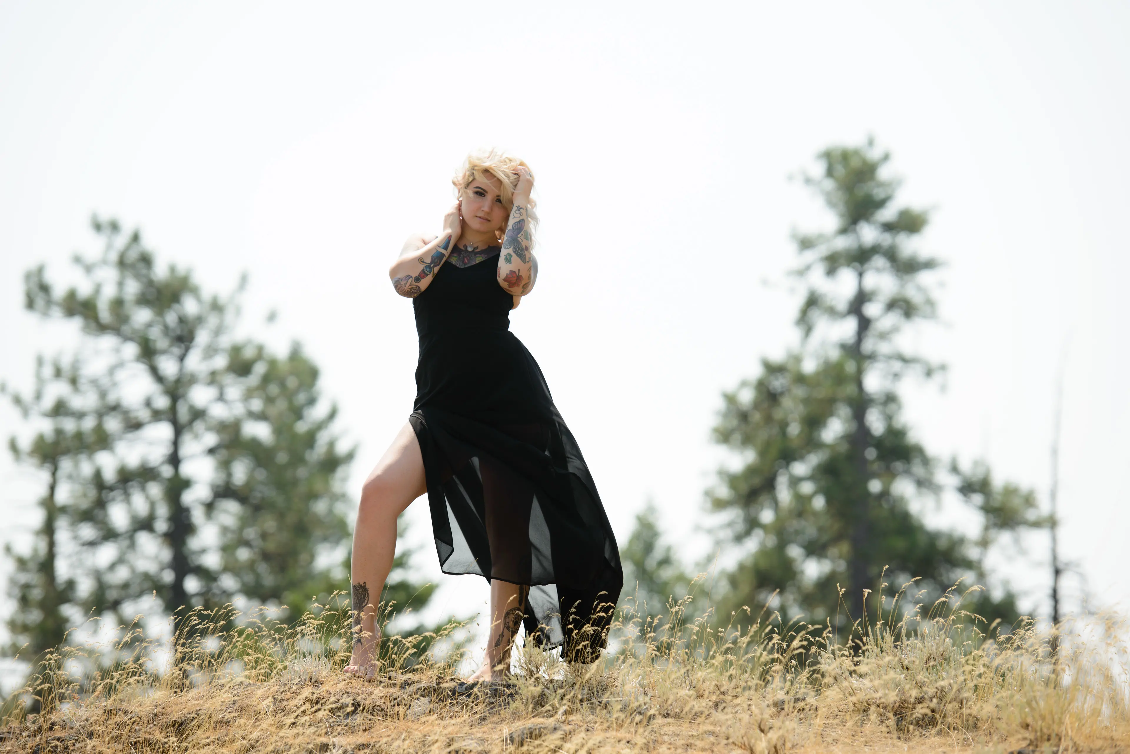 Blonde Shows Off Naked Body and Tattoos in Amateur Photo Shoot