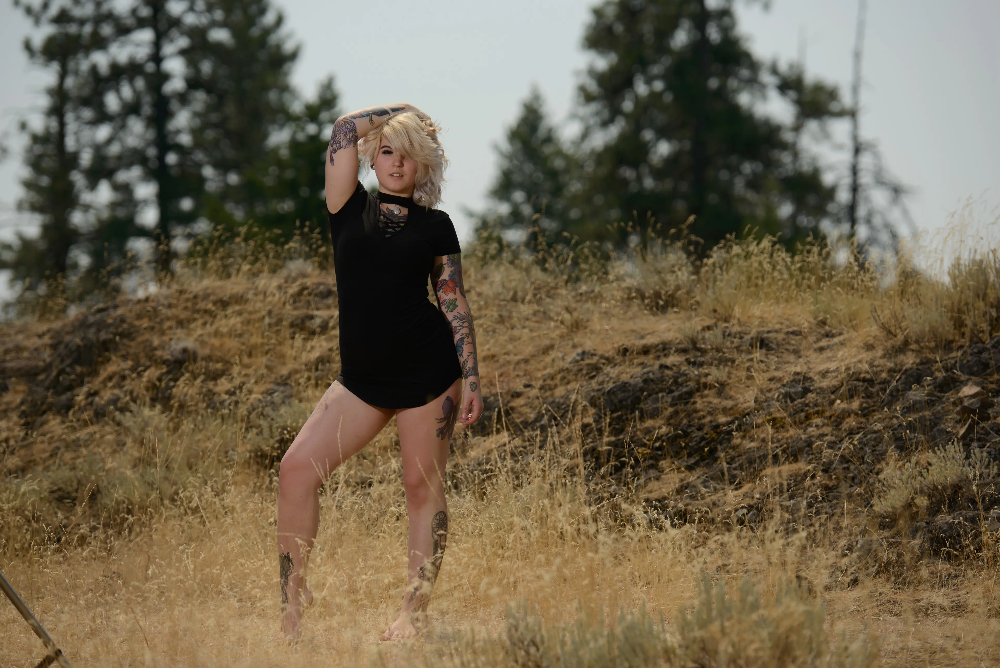 Blonde Shows Off Naked Body and Tattoos in Amateur Photo Shoot