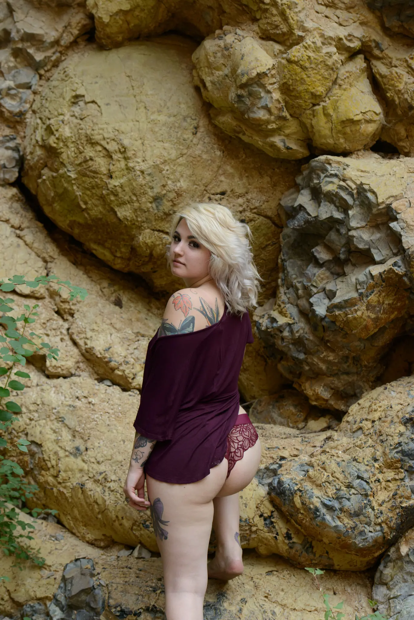 Blonde Shows Off Naked Body and Tattoos in Amateur Photo Shoot