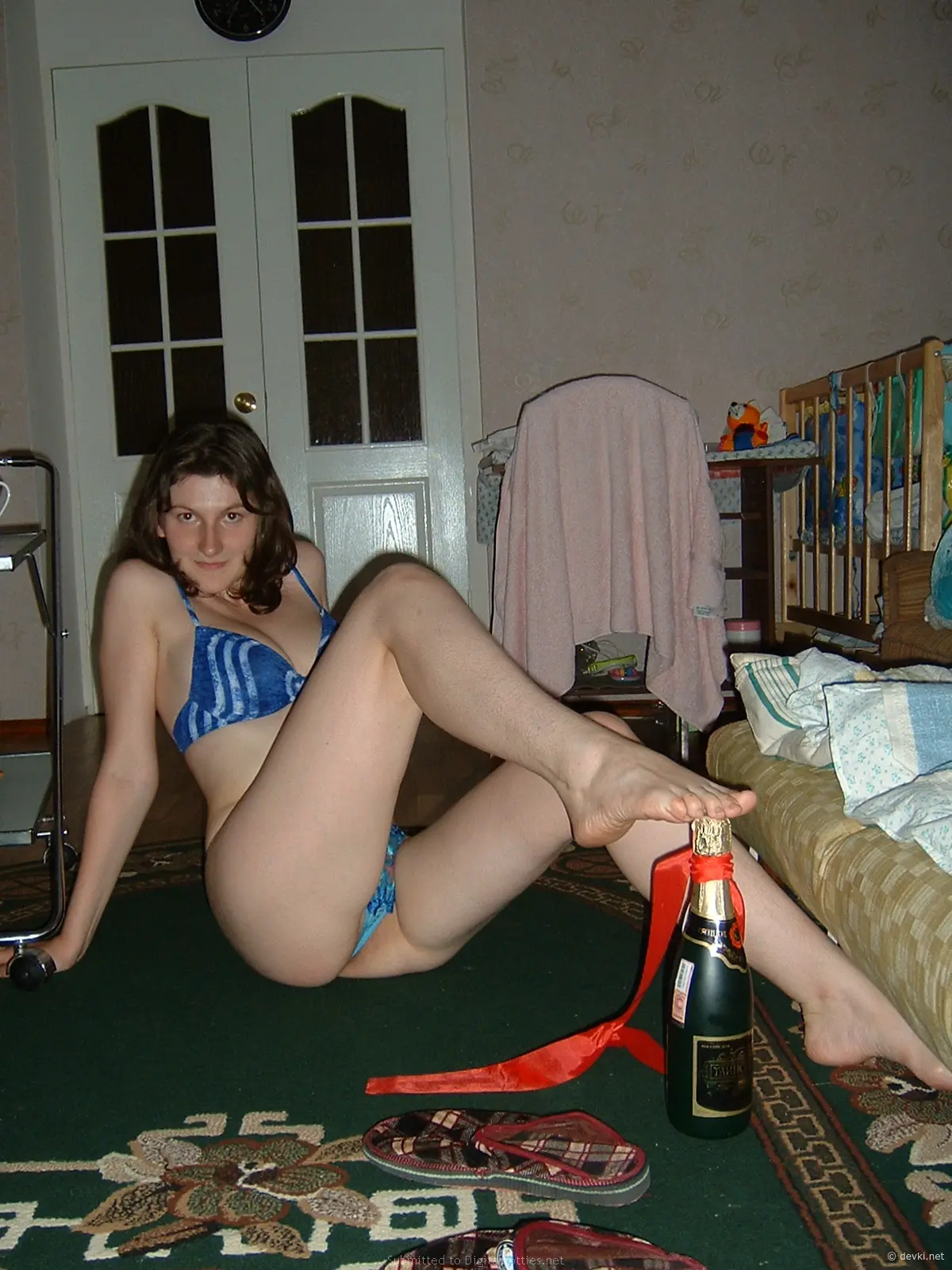 Skinny babe fucks herself with a strapon - Solo anal play with dildo!